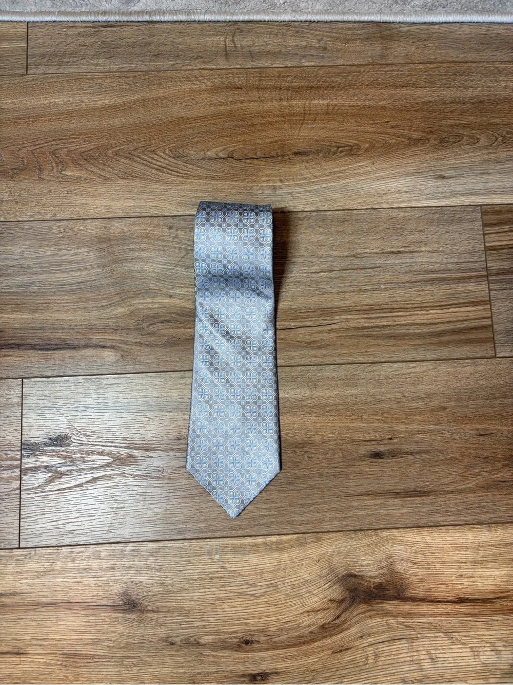 Paul Dione necktie grey and light blue geometric medallion pattern 100% Silk